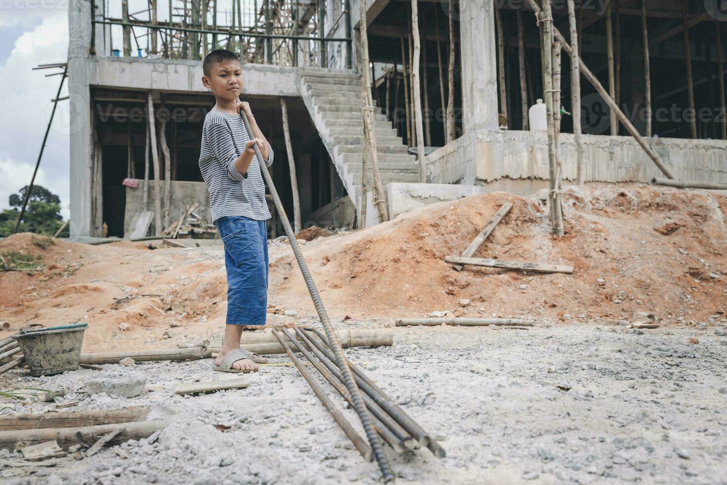 bambini violenza e abusato concetto. poco ragazzo lavoro duro e faticoso Lavorando nel commerciale edificio struttura, mondo giorno contro bambino lavoro duro e faticoso concetto. foto