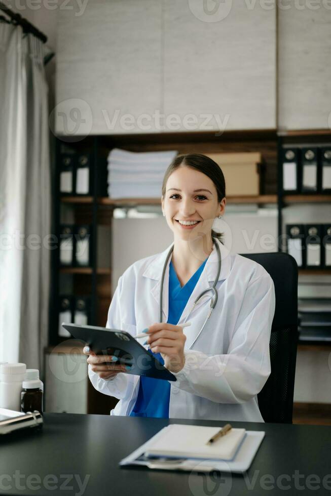 sorridente medico o consulente seduta a un' scrivania il suo collo guardare a il telecamera foto