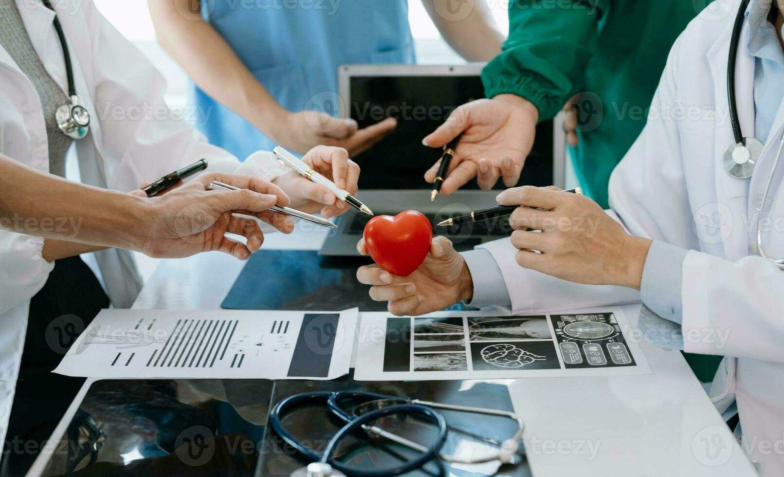 incontro squadra di medico e medico personale consultazione di il trattamento di cuore patologia, polmonite, gastrointestinale e stomaco malattie. e osteoporosi a ospedale foto