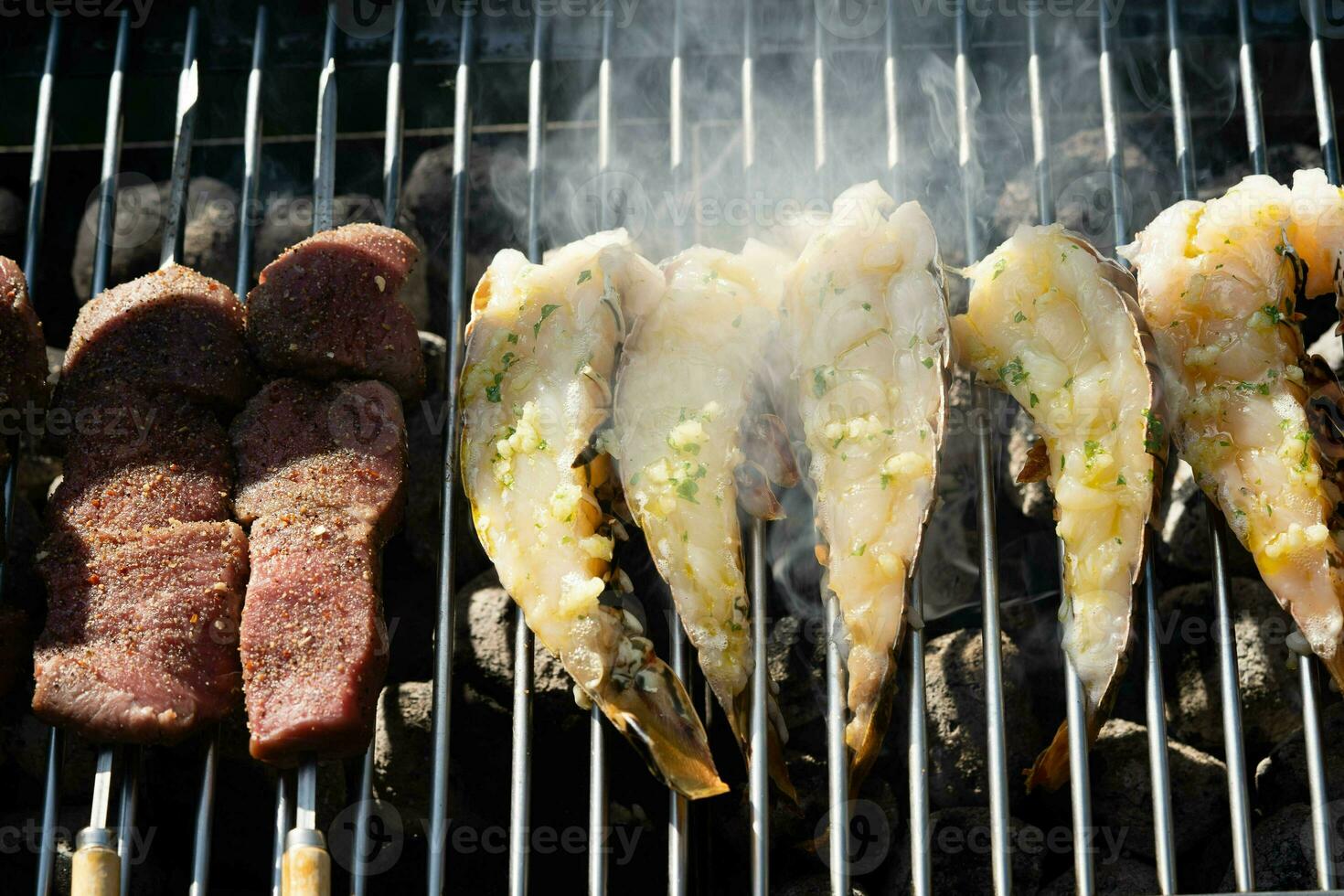 carbone grigliato pesce e altro frutti di mare foto