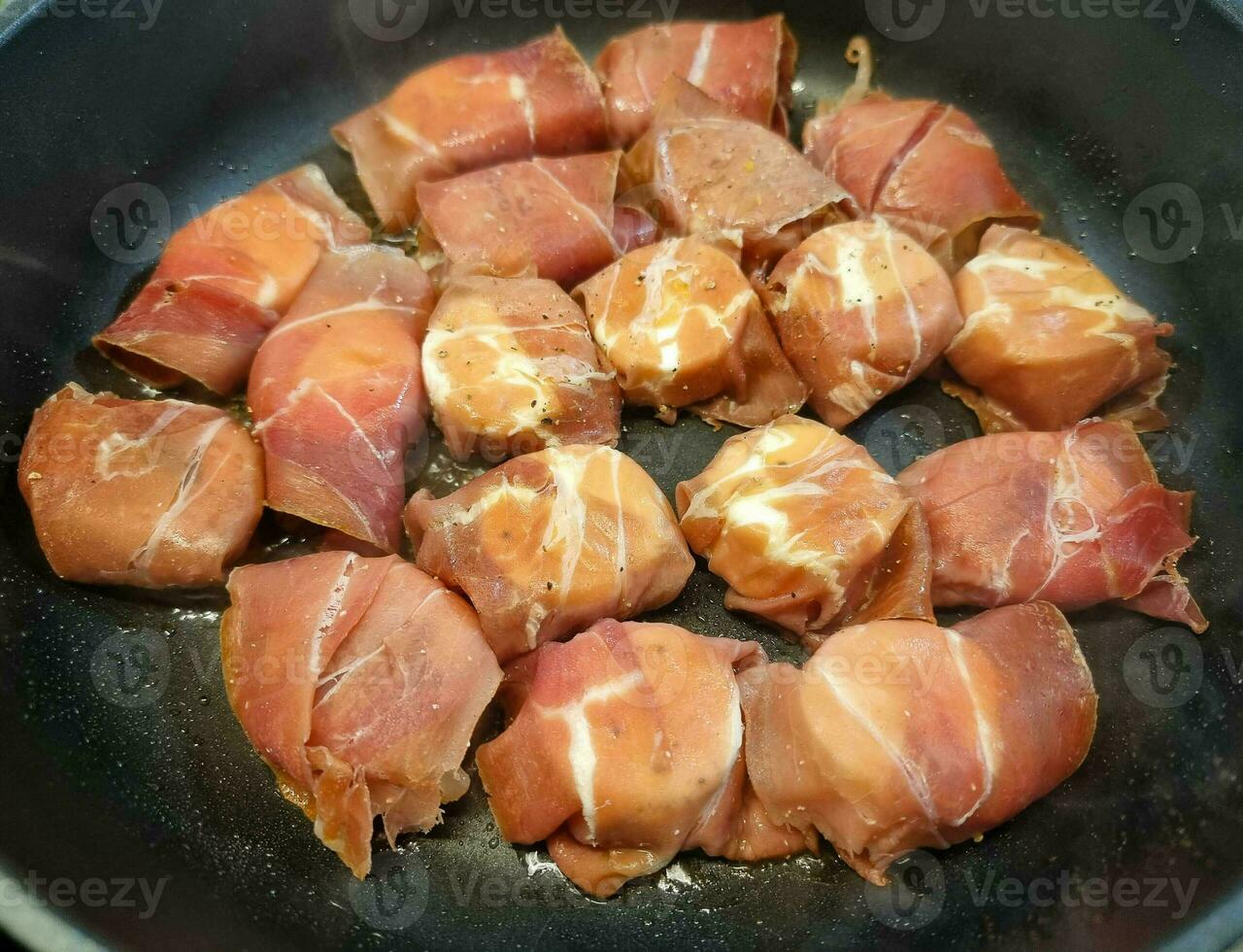 capra formaggio e saggio avvolto nel un' fetta di affumicato prosciutto foto