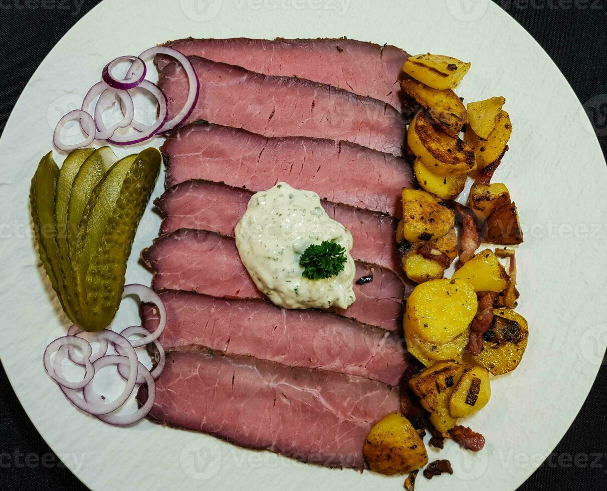 roastbeef con patate fritte e salsa remoulade foto