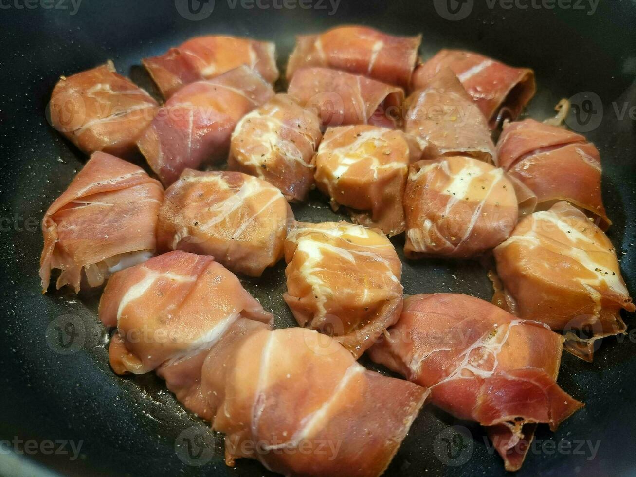 capra formaggio e saggio avvolto nel un' fetta di affumicato prosciutto foto