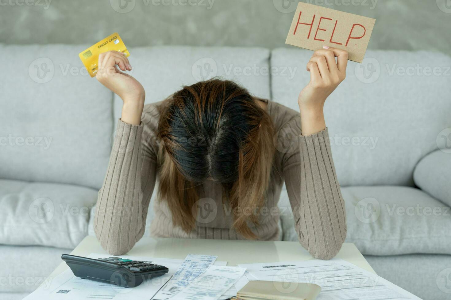 stressato e mal di testa asiatico donna con grande fatture o fatture no i soldi per pagare per spese e credito carta debito. carenza, finanziario i problemi, mutuo, prestito, fallimento, fallito, povero, vuoto portafoglio foto