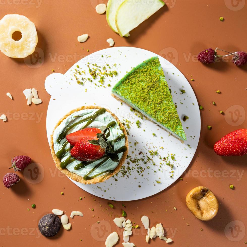 gustose torte al cioccolato colorate con vista dall'alto di frutta foto