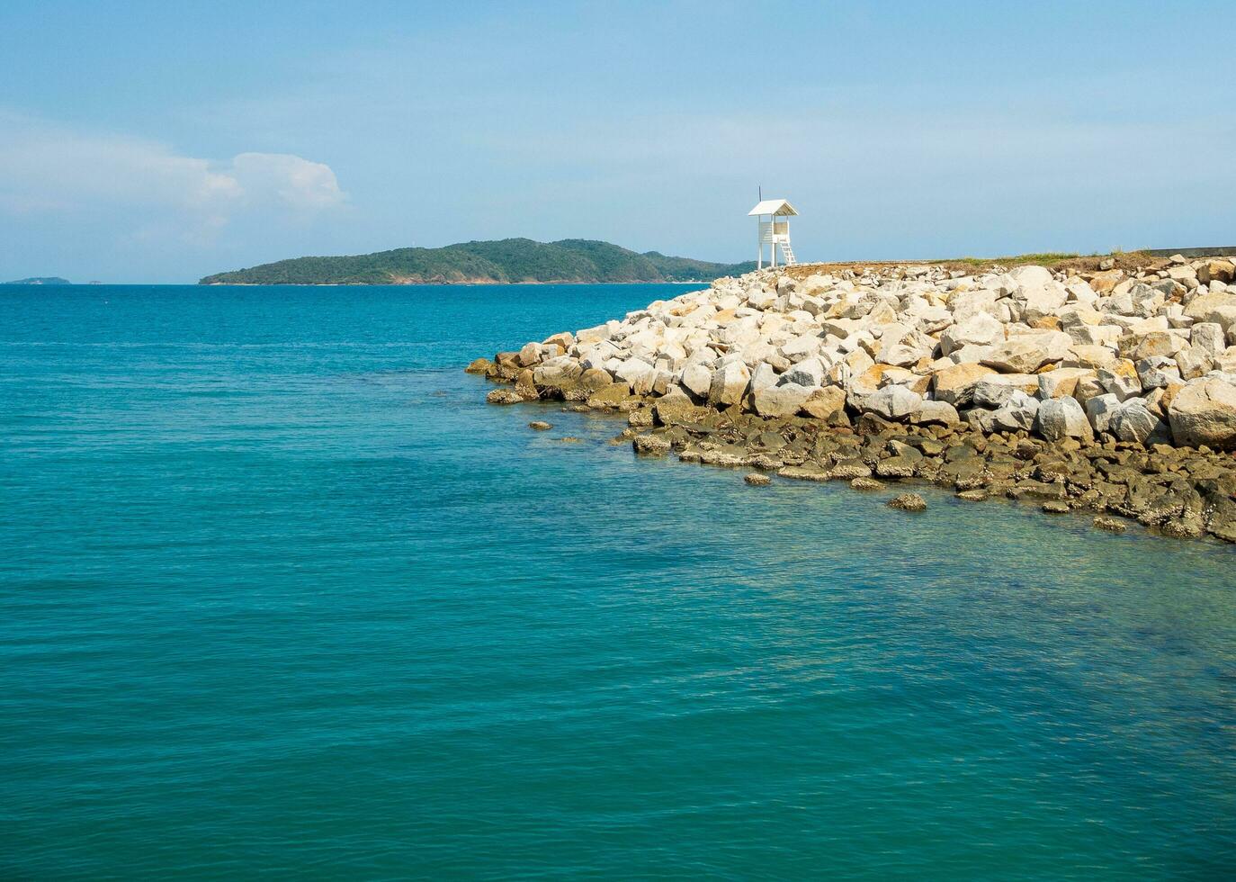 paesaggio estate panorama tropicale di legno faro mare spiaggia roccia blu cielo calma natura oceano bellissimo onda schianto spruzzi acqua viaggio nang montone spiaggia est Tailandia Chonburi esotico orizzonte foto