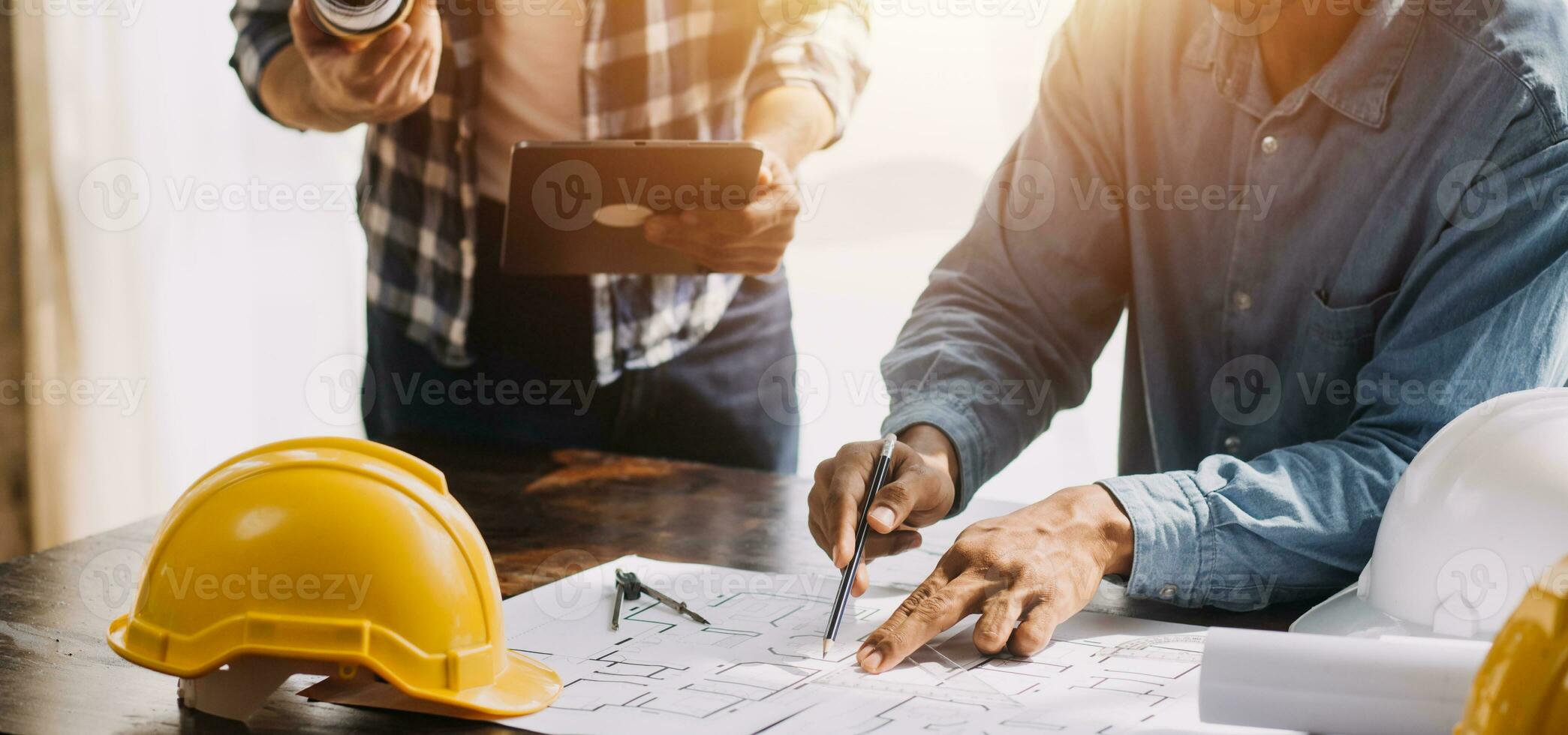 riunione di lavoro di squadra di ingegneri, disegno di lavoro sulla riunione di progetto per il progetto di lavoro con il partner su strumenti di costruzione di modelli e ingegneria nel concetto di cantiere, costruzione e struttura. foto