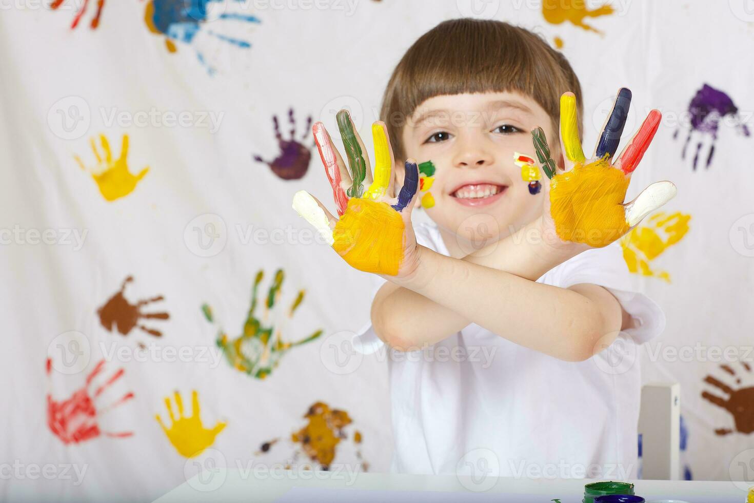 ragazzo ha dipinto il suo mani. foto