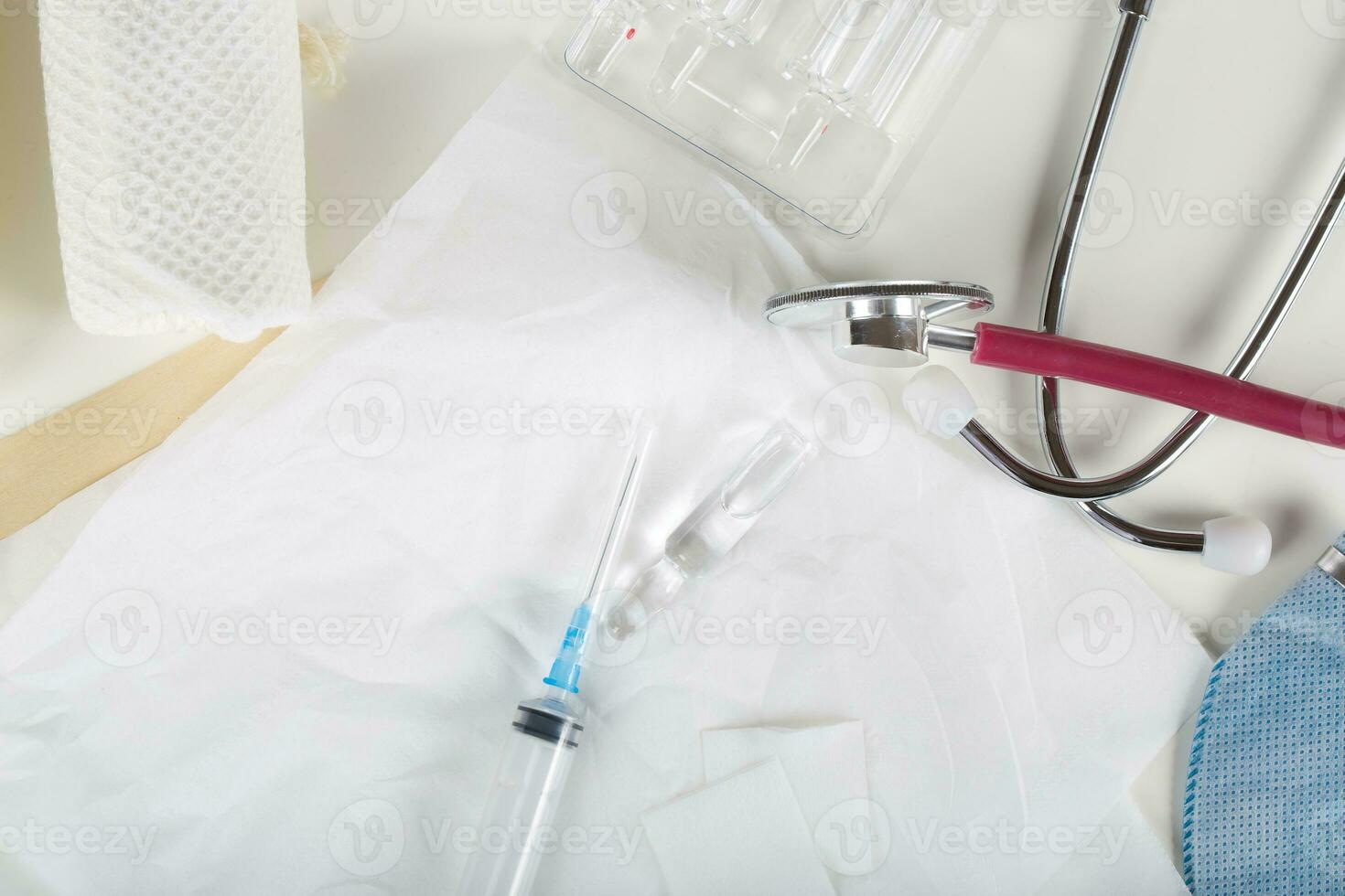 siringa, alcool pulire e bicchiere fiala con antibiotici su un' bianca tovagliolo.top Visualizza foto