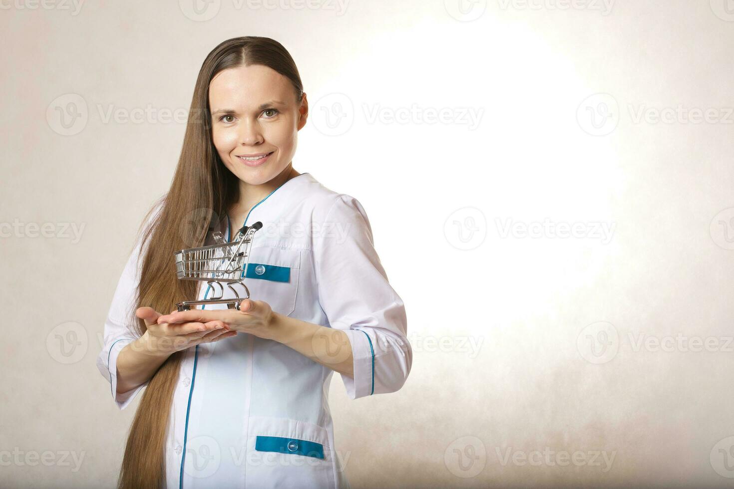 giovane medico fra 30 e 40 anni vecchio vestito nel un' professionale uniforme. foto