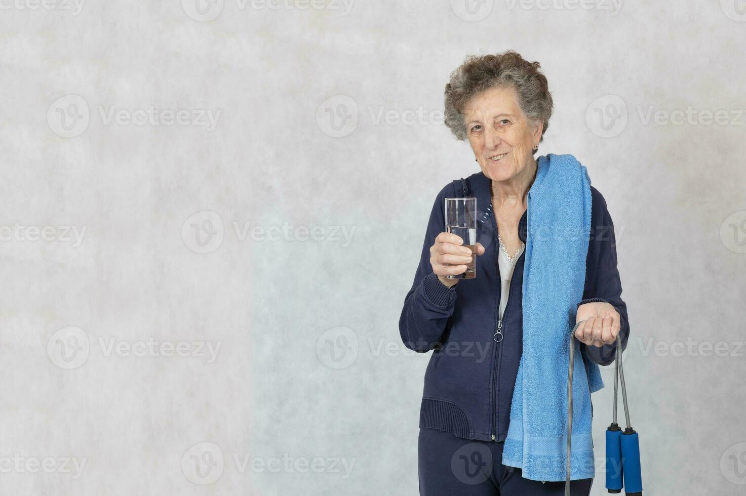 anziano donna è vestito nel un' sport costume foto