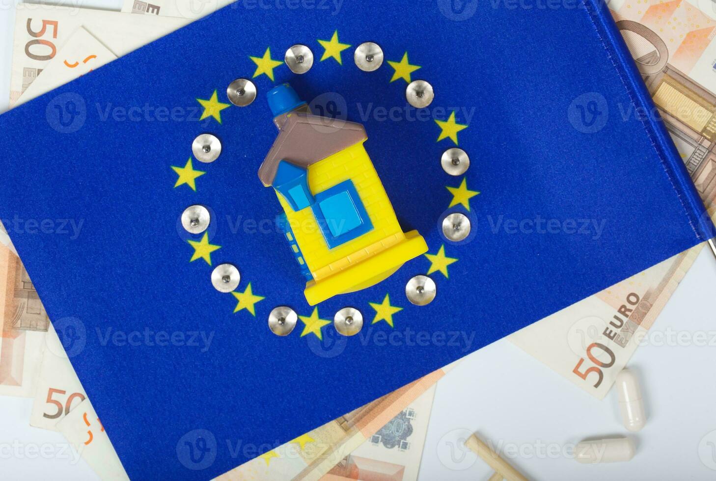 europeo bandiera, gomma Casa e europeo moneta. superiore Visualizza foto