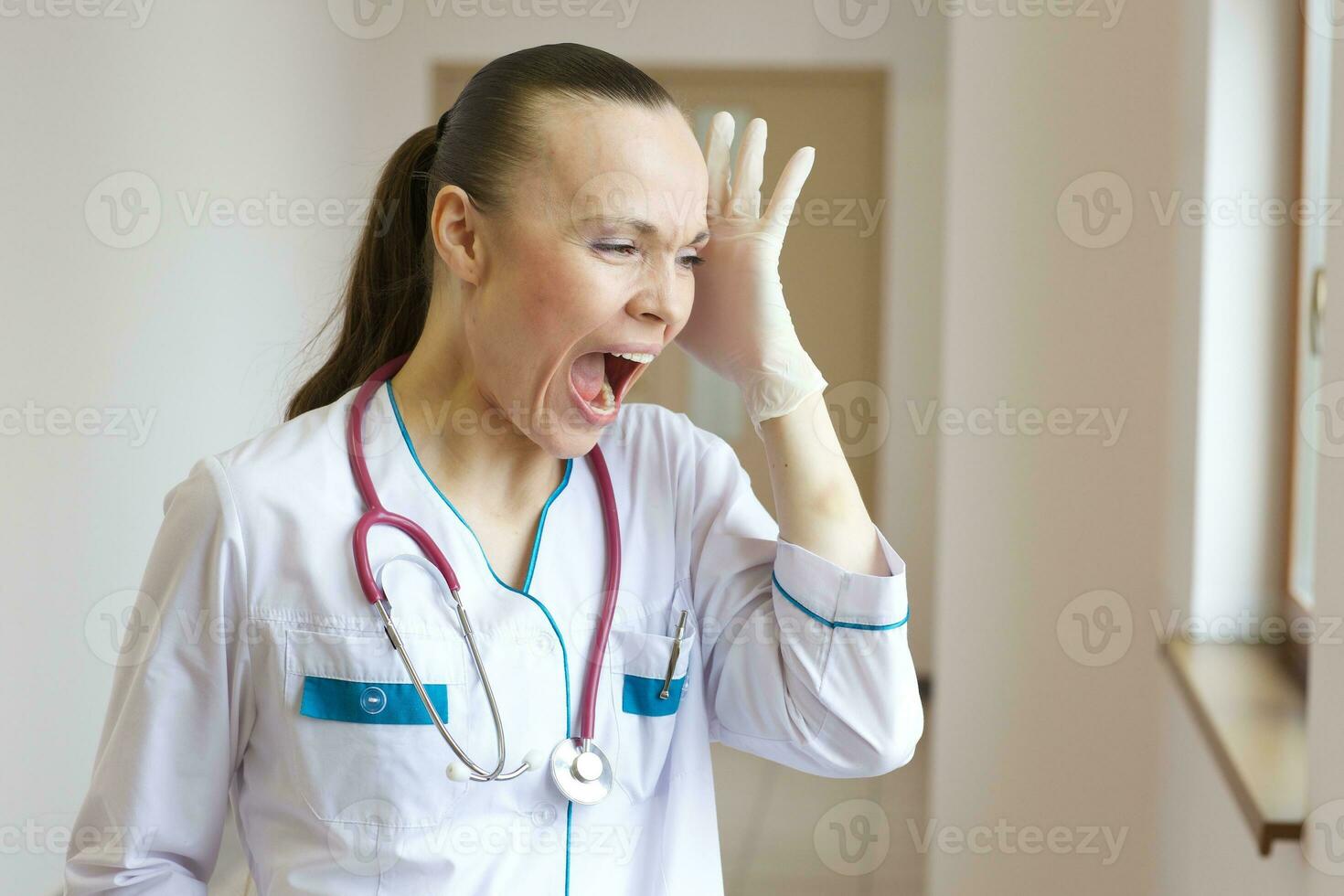 stressato giovane medico nel il corridoio di un' clinica foto