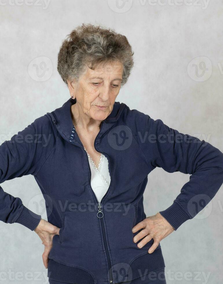 anziano donna è vestito nel un' sport costume foto