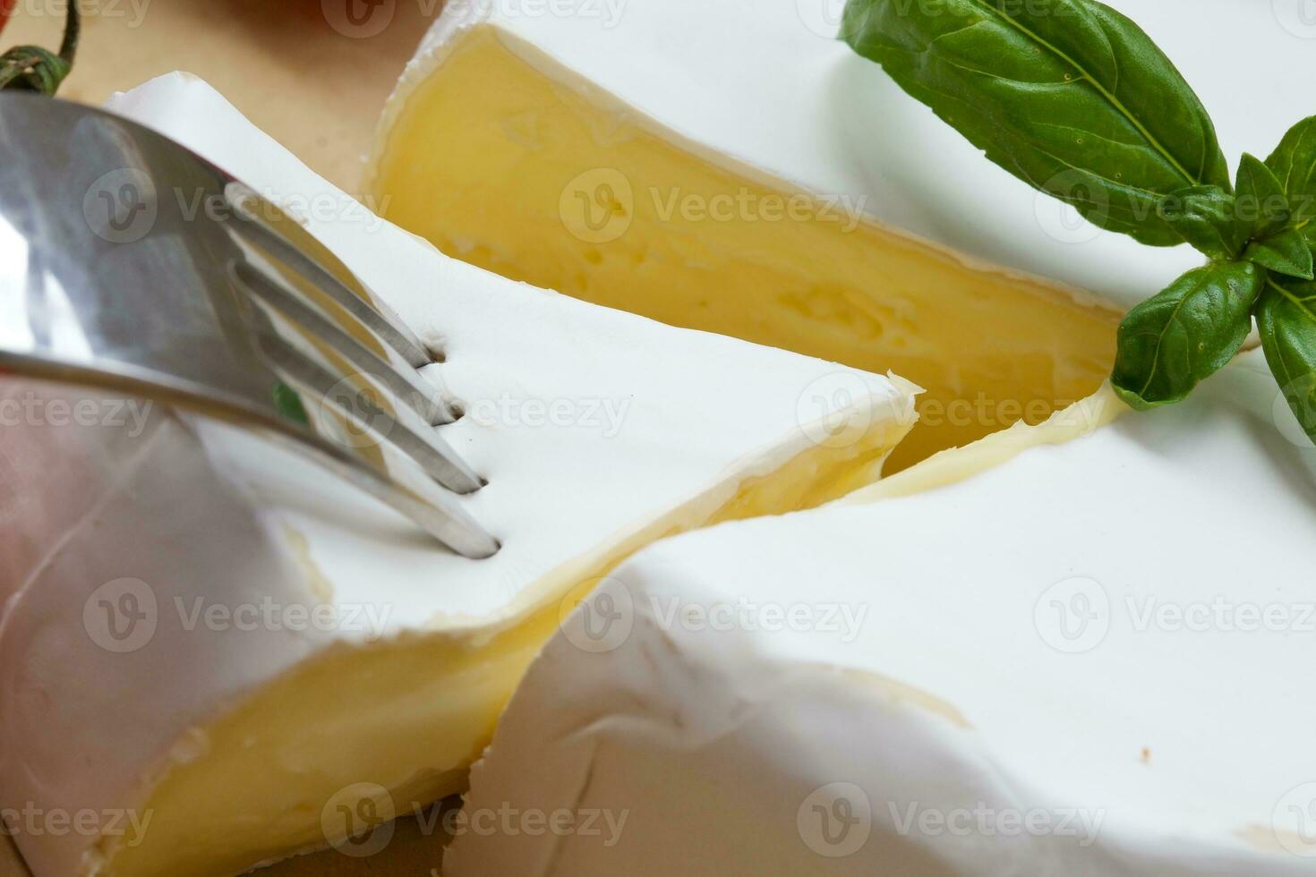 puzzolente francese formaggio e rosso ciliegia pomodori. avvicinamento foto