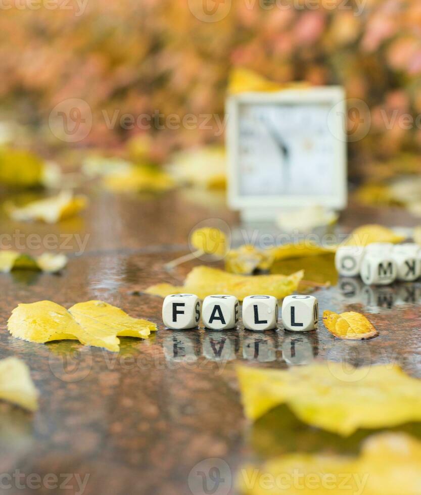 parola autunno è composto di di legno lettere. foto