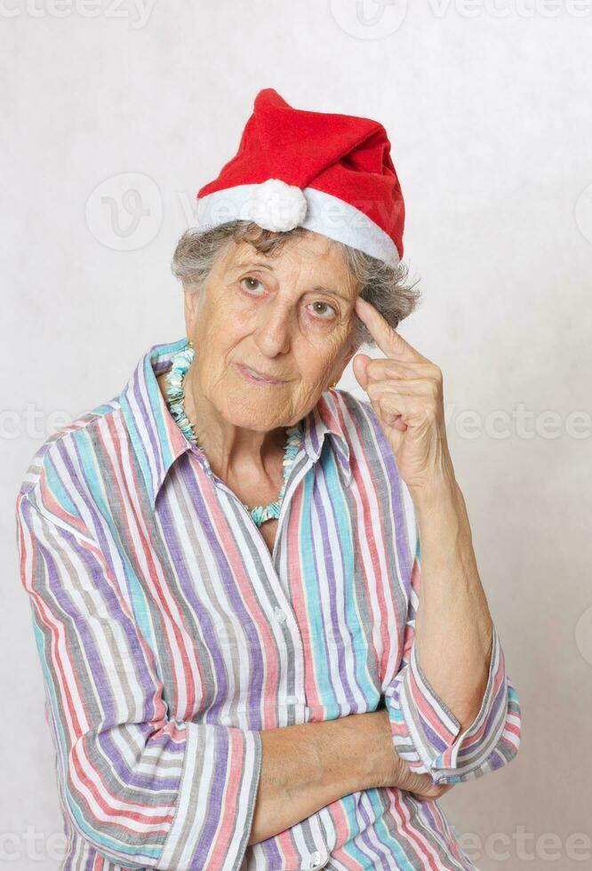 vecchio donna nel il cappello di un' Santa Claus foto