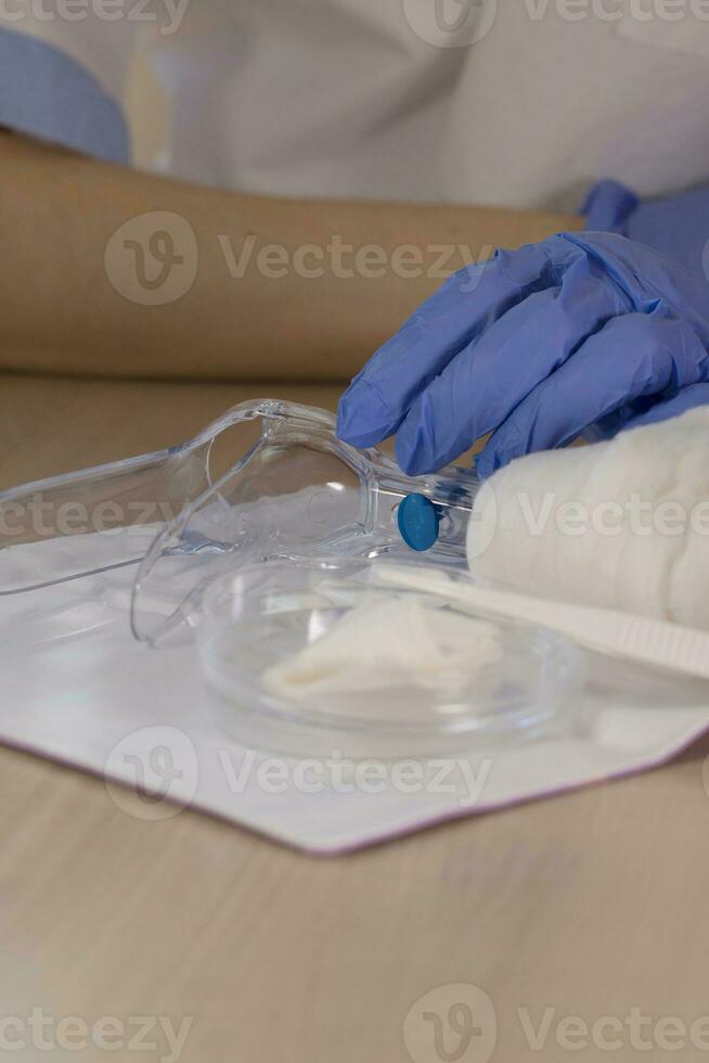 plastica vaginale specchio e il mano di ginecologo nel sterile guanto. foto