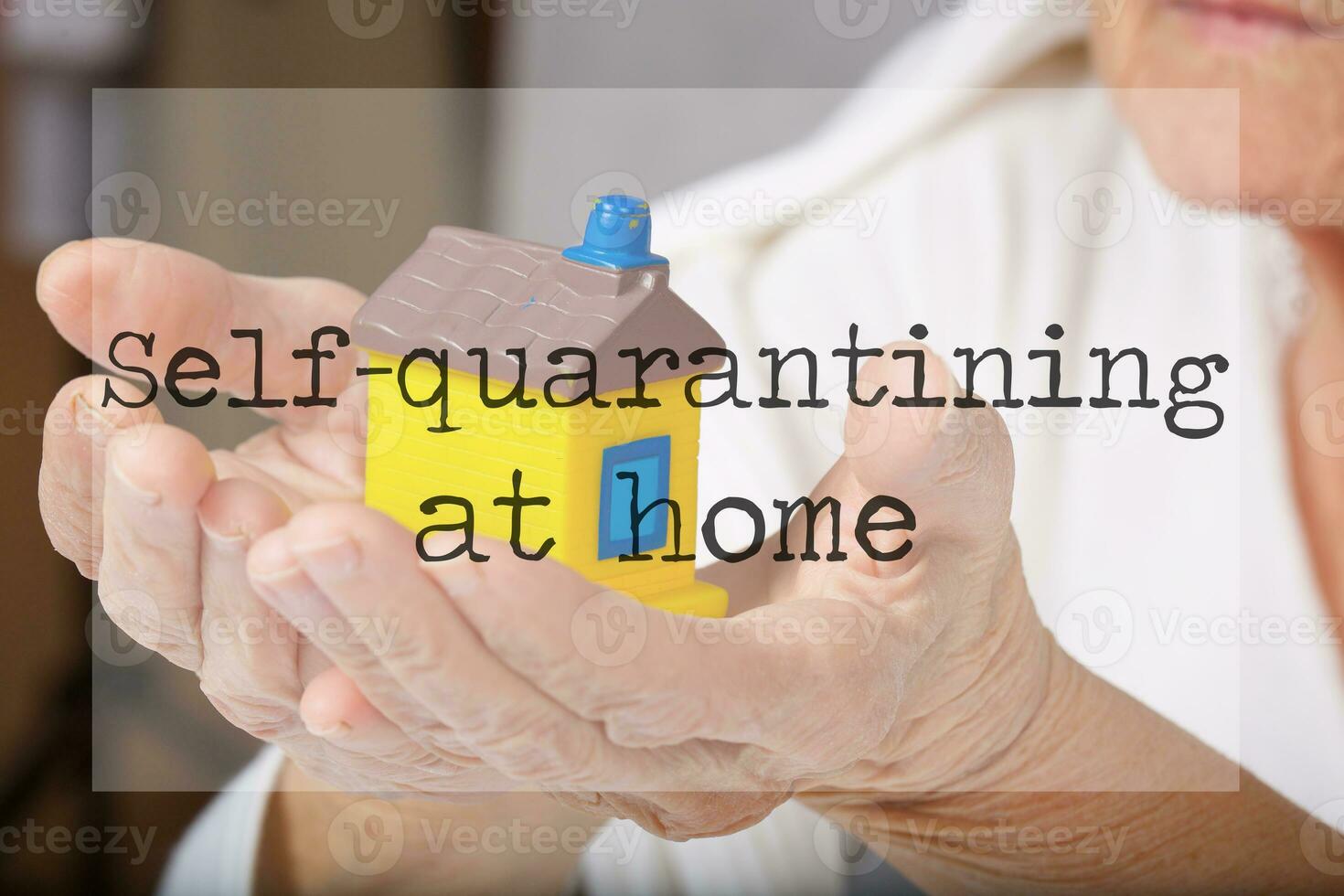 auto-quarantena a casa. anziano donna e mini gomma da cancellare Casa nel il sfondo foto