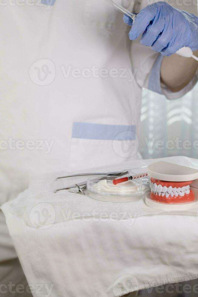 sterile cotone tovaglioli, umano mascella modello e stomatologiche utensili su un' tavolo. avvicinamento foto