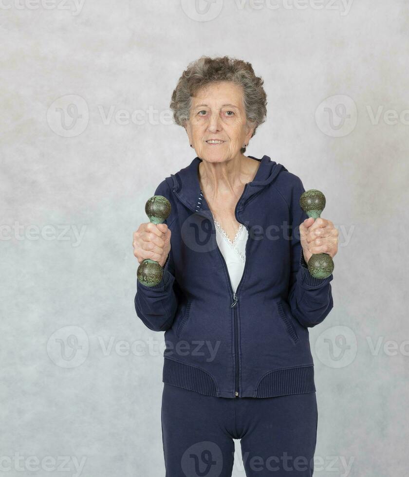 anziano donna è vestito nel un' sport costume foto