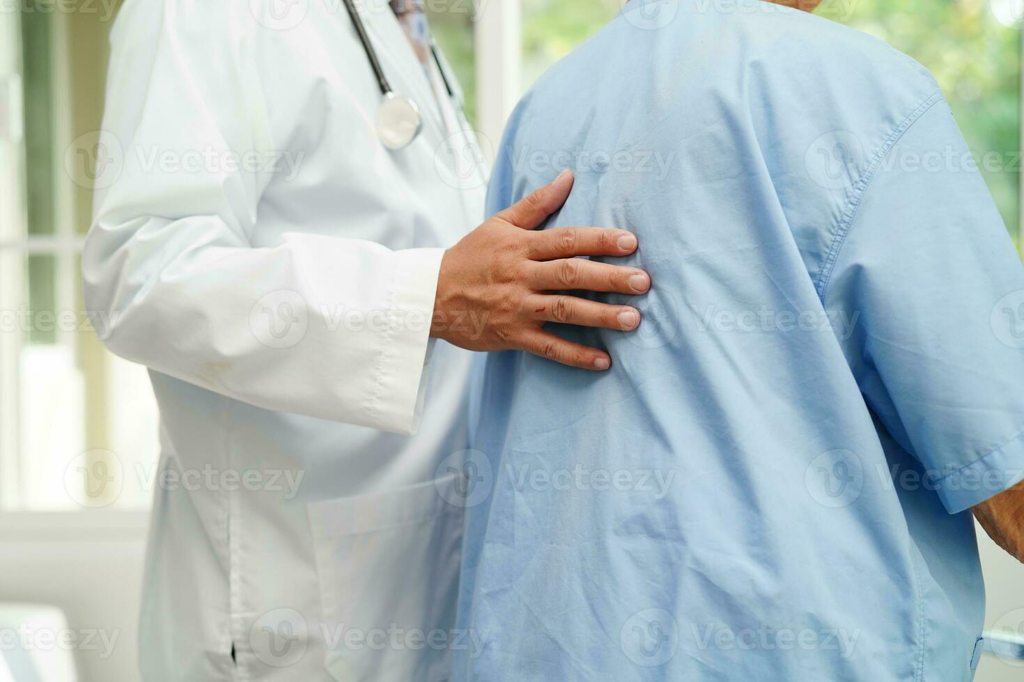 il medico aiuta la donna anziana asiatica con disabilità a piedi con il deambulatore in ospedale di cura, concetto medico. foto