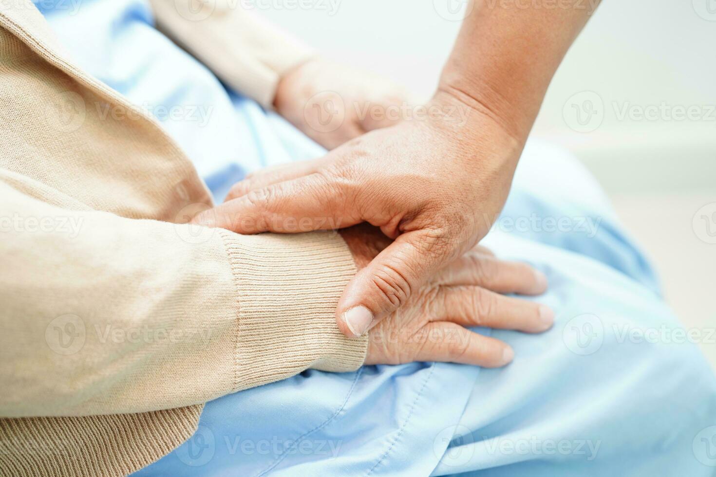 badante assunzione cura, Aiuto e incoraggiare asiatico Sambuco anziano donna paziente nel clinica Ospedale. foto
