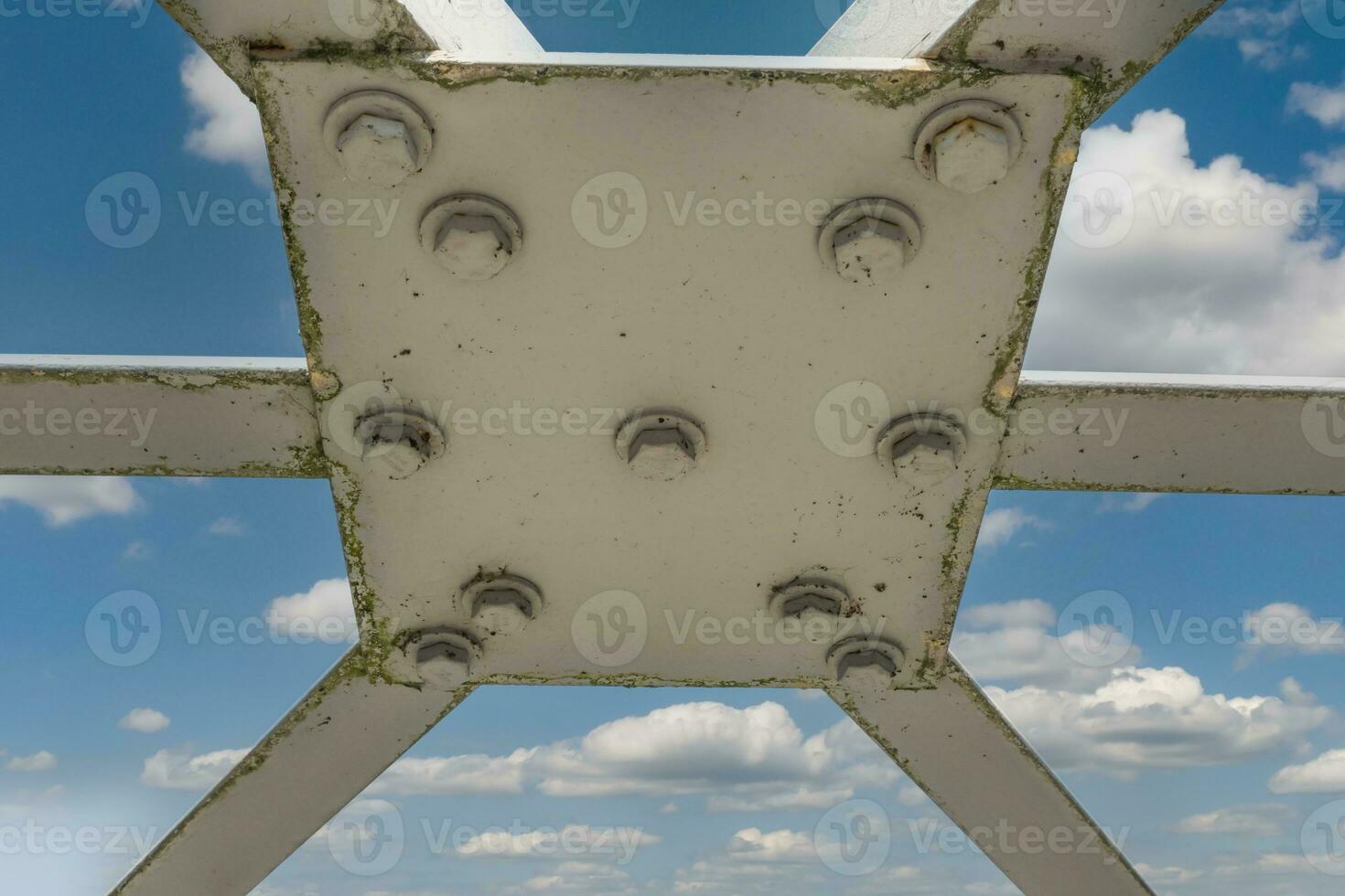 bulloni e noccioline su metallo piatti di acciaio struttura di pesante dovere dritto traversa di telaio e ponte supporto foto