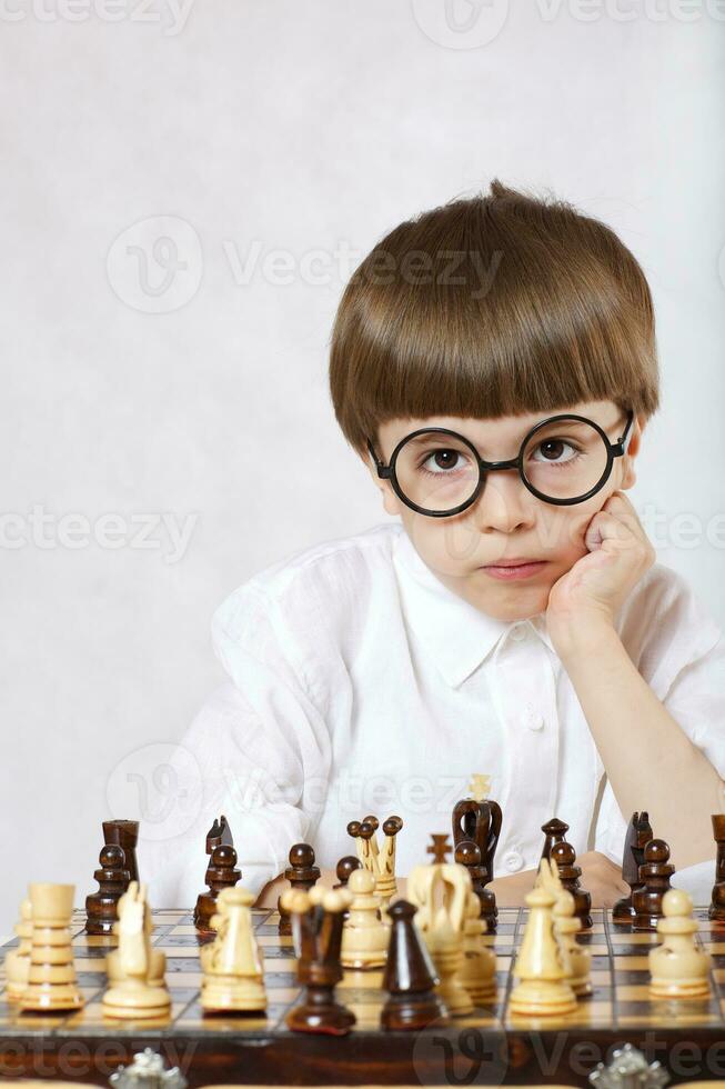 ragazzo è giocando scacchi foto