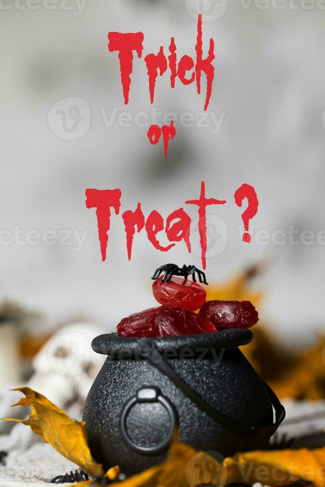 trucco o trattare - caramelle nel calderoni per Halloween. foto