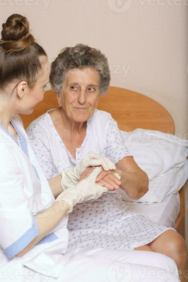 geriatra visite un' anziano donna foto