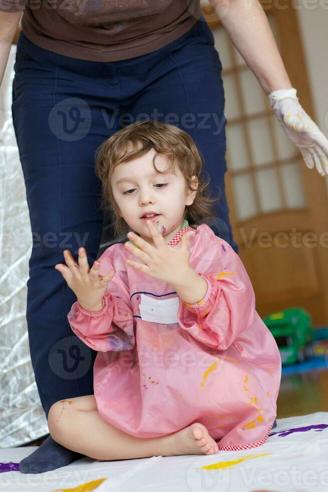 bambino è pittura bianca coperta con loro palme foto