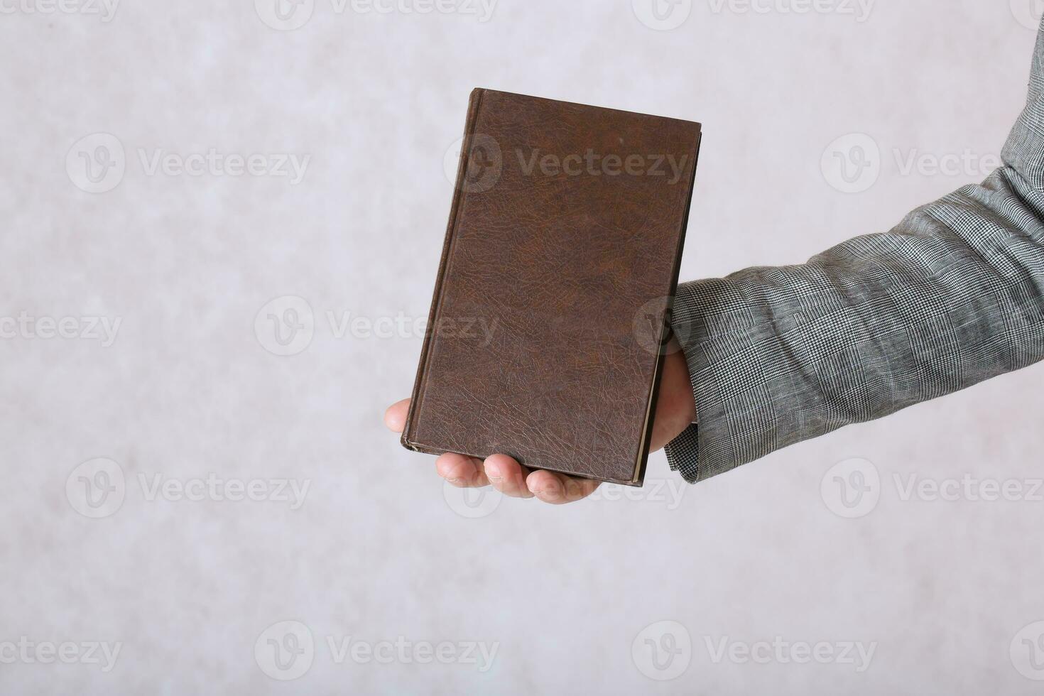 un' libro nel un' dell'uomo mani. avvicinamento foto