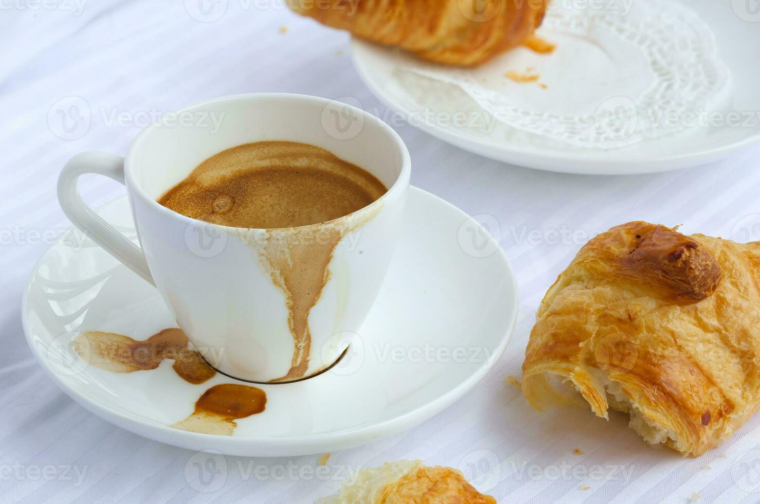 finito prima colazione su un' bianca tavolo stoffa. avvicinamento foto