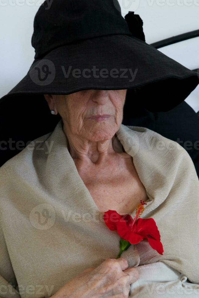 vecchio caucasico donna. foto