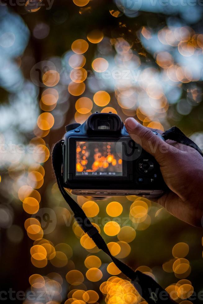 fotocamera dslr su sfondo bokeh fotocamera dslr nera con luci bokeh foto e fotocamera bokeh luci della città