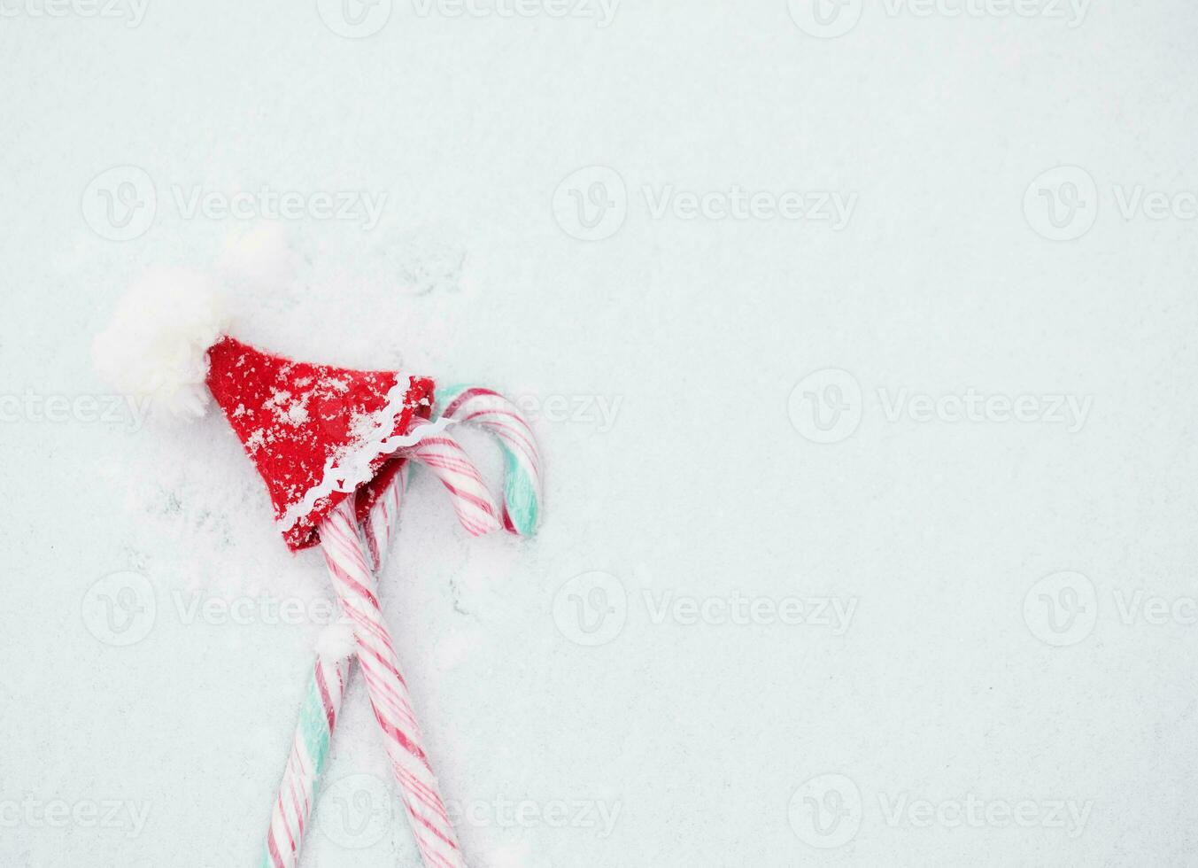 Natale caramelle e mini Santa Claus cappello. piatto posare foto