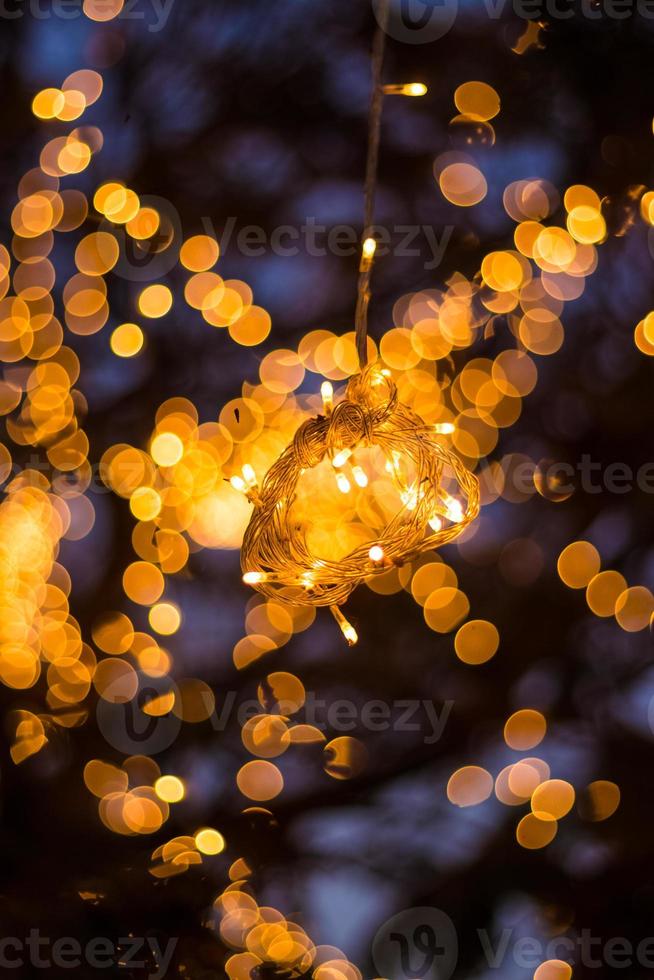 Bokeh albero luce decorazione accogliente casa e la favolosa festa e la notte di Natale all'aperto alberi sono stati decorati con luci gialle foto