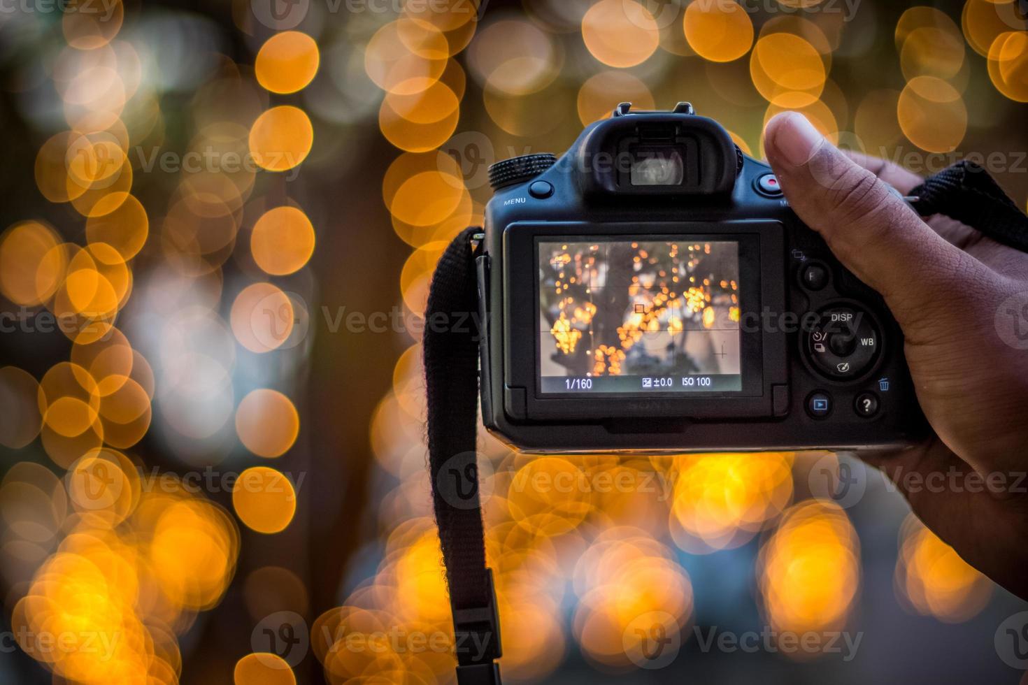 fotocamera dslr su sfondo bokeh fotocamera dslr nera con luci bokeh foto e fotocamera bokeh luci della città