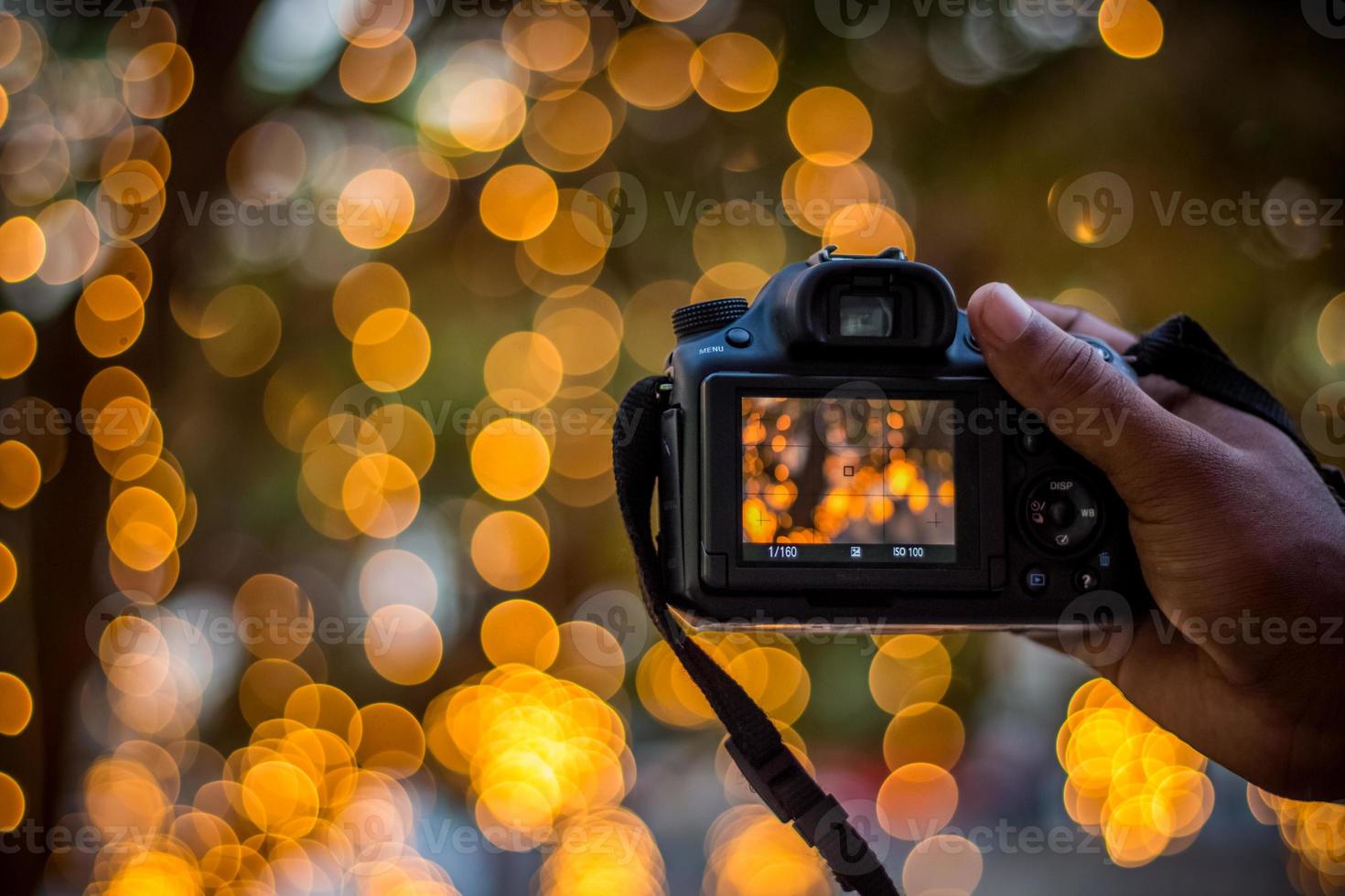 fotocamera dslr su sfondo bokeh fotocamera dslr nera con luci bokeh foto e fotocamera bokeh luci della città