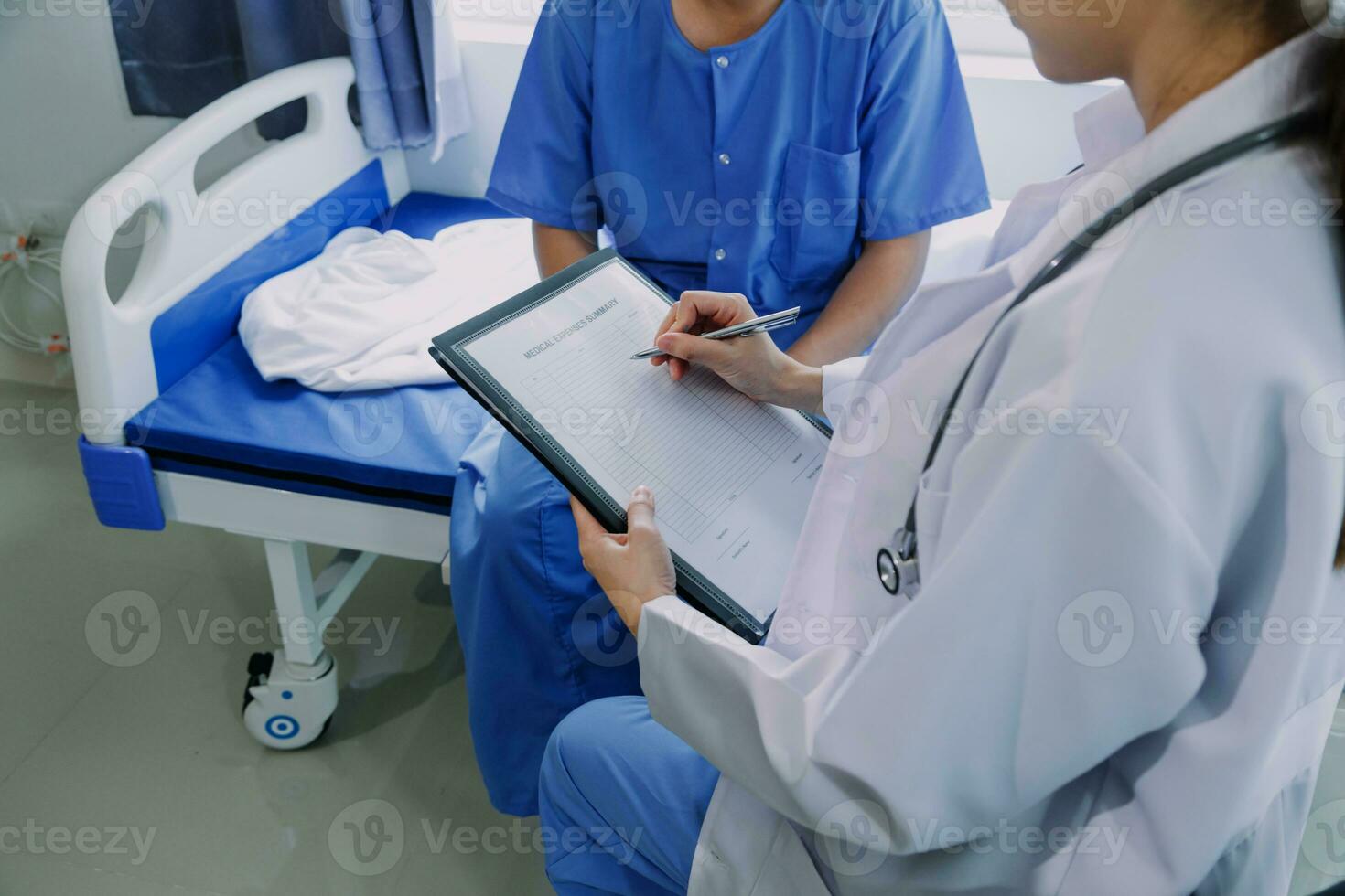 medico dai un'occhiata su dopo chirurgia. medico toccante paziente mano e consolante. foto