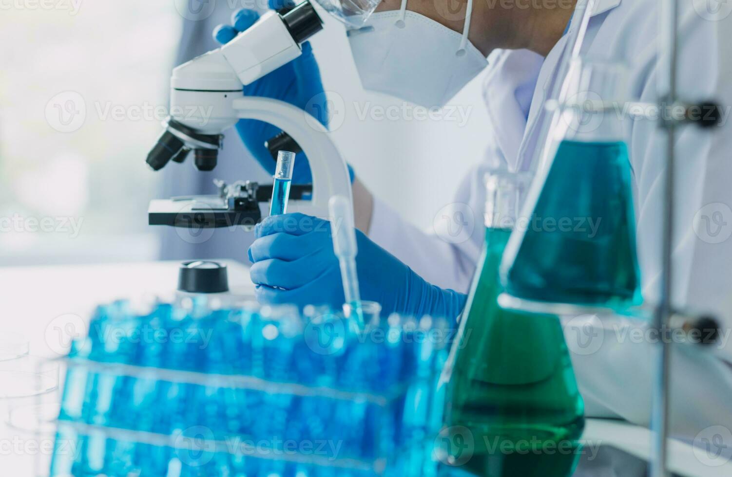 medico sviluppo laboratorio caucasico femmina scienziato guardare sotto microscopio, analisi petri piatto campione. specialisti Lavorando su medicinale, biotecnologia ricerca nel Avanzate pharma laboratorio foto