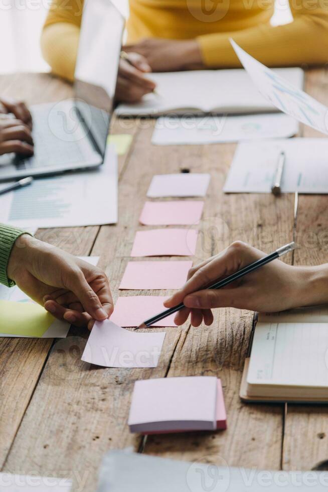 gli analisti finanziari analizzano i rapporti finanziari aziendali su un progetto di investimento di pianificazione di un tablet digitale durante una discussione in una riunione aziendale che mostra i risultati del loro lavoro di squadra di successo. foto