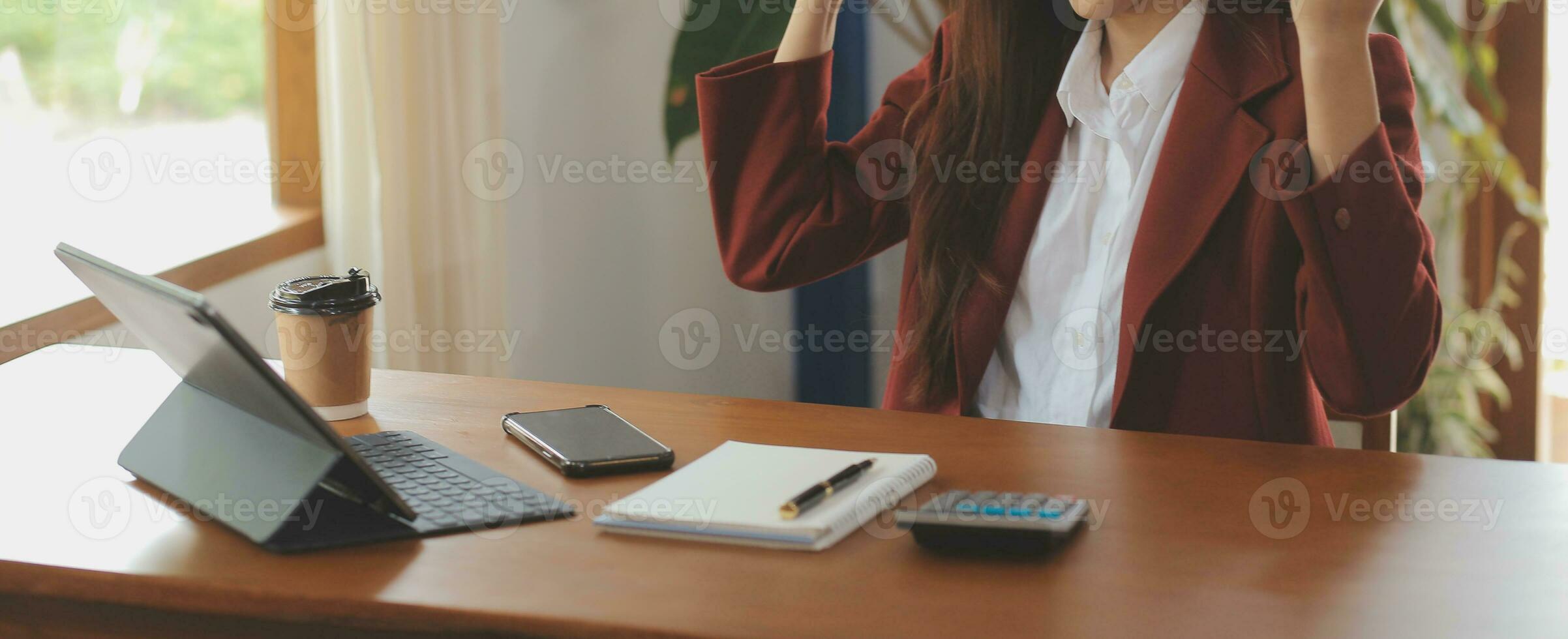 tiro di un' asiatico giovane attività commerciale femmina Lavorando su il computer portatile nel sua postazione di lavoro. foto