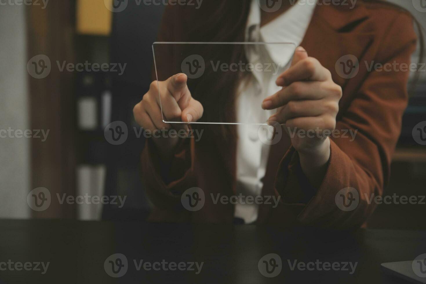 tiro di un' asiatico giovane attività commerciale femmina Lavorando su il computer portatile nel sua postazione di lavoro. foto