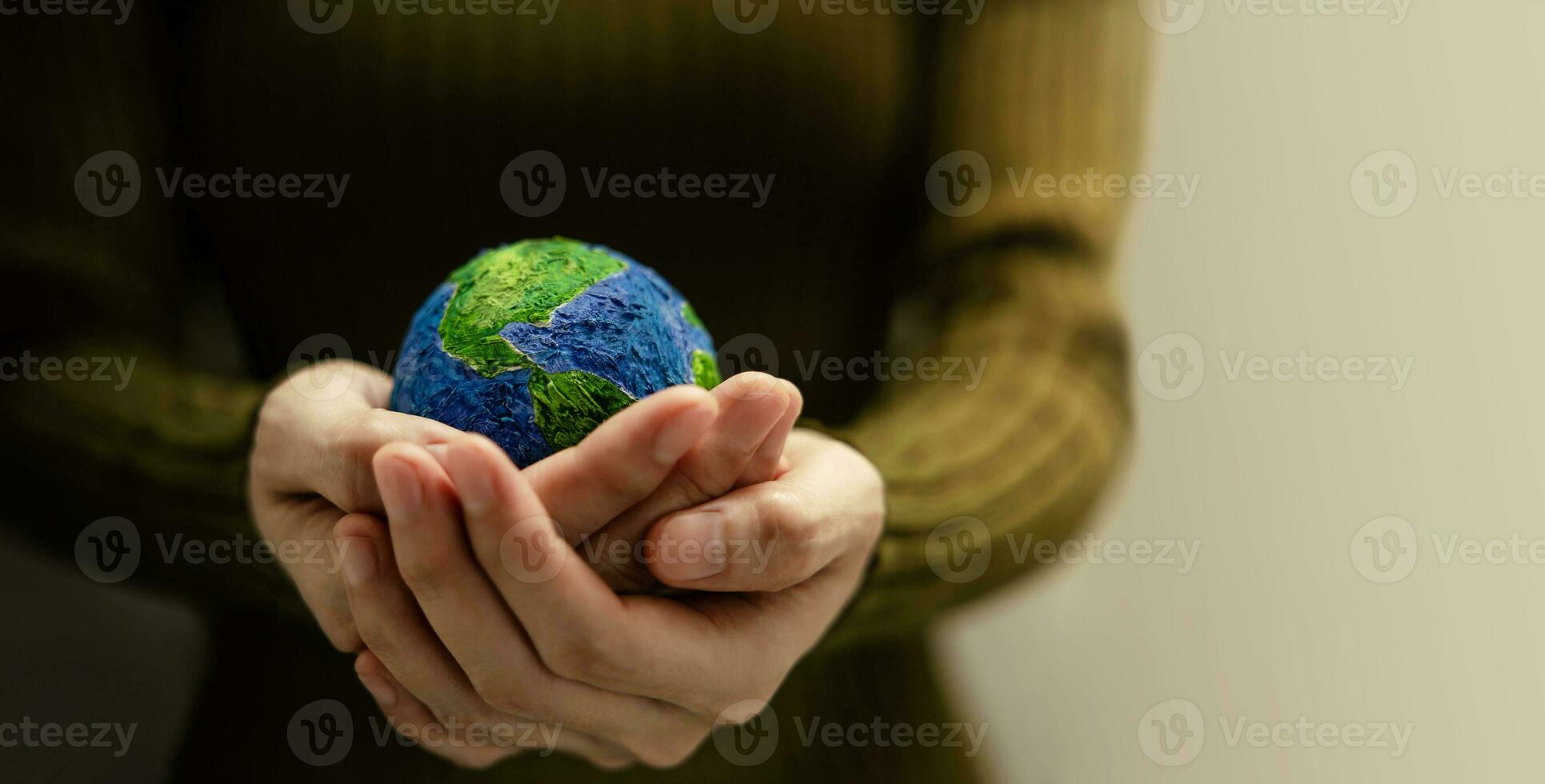 mondo terra giorno concetto. verde energia, ad esempio, rinnovabile e sostenibile risorse. ambientale e ecologia cura. donna mano Abbracciare una persona un' verde globo, davanti Visualizza foto