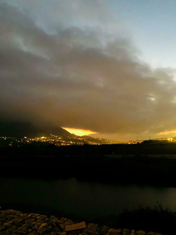 triste atmosfera di un sera nel il città sotto nuvoloso cieli foto