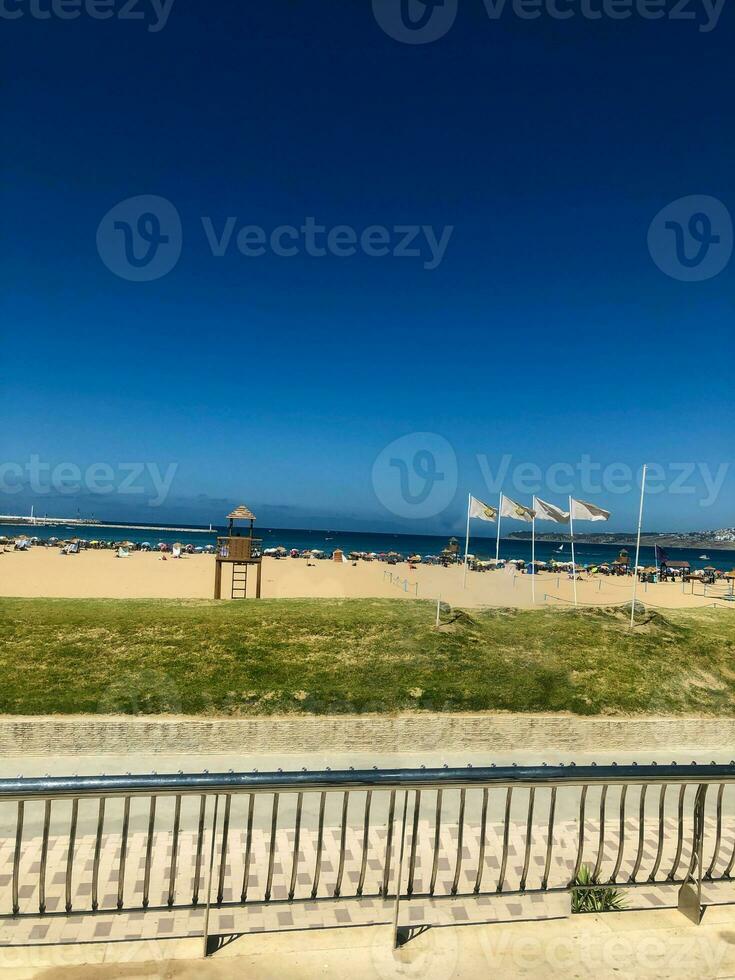 estate spiaggia al di là il sabbia foto