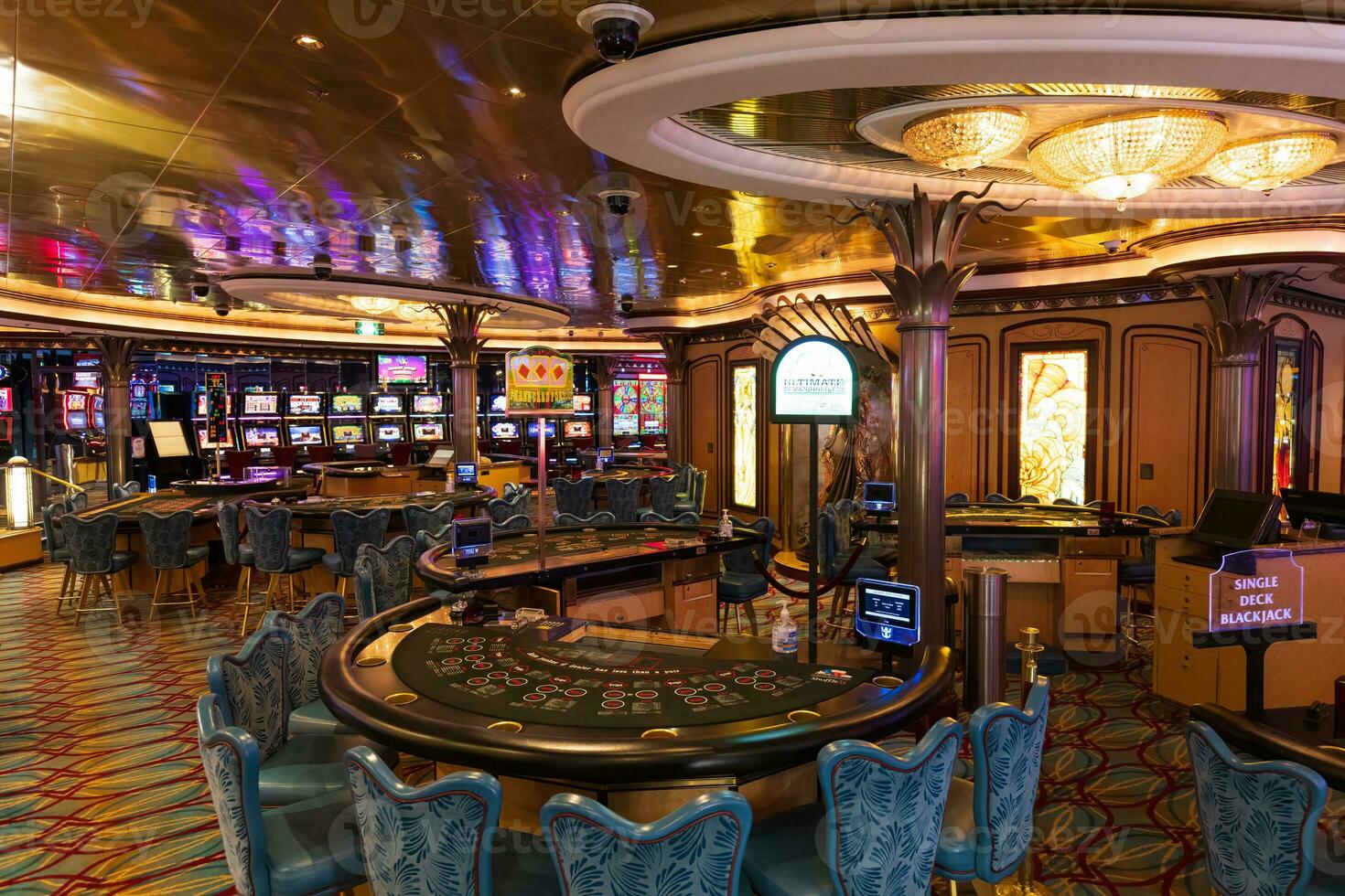 crociera nave casinò gioco d'azzardo manganello e fessura macchine in attesa per i giocatori d'azzardo e turista per trascorrere i soldi foto
