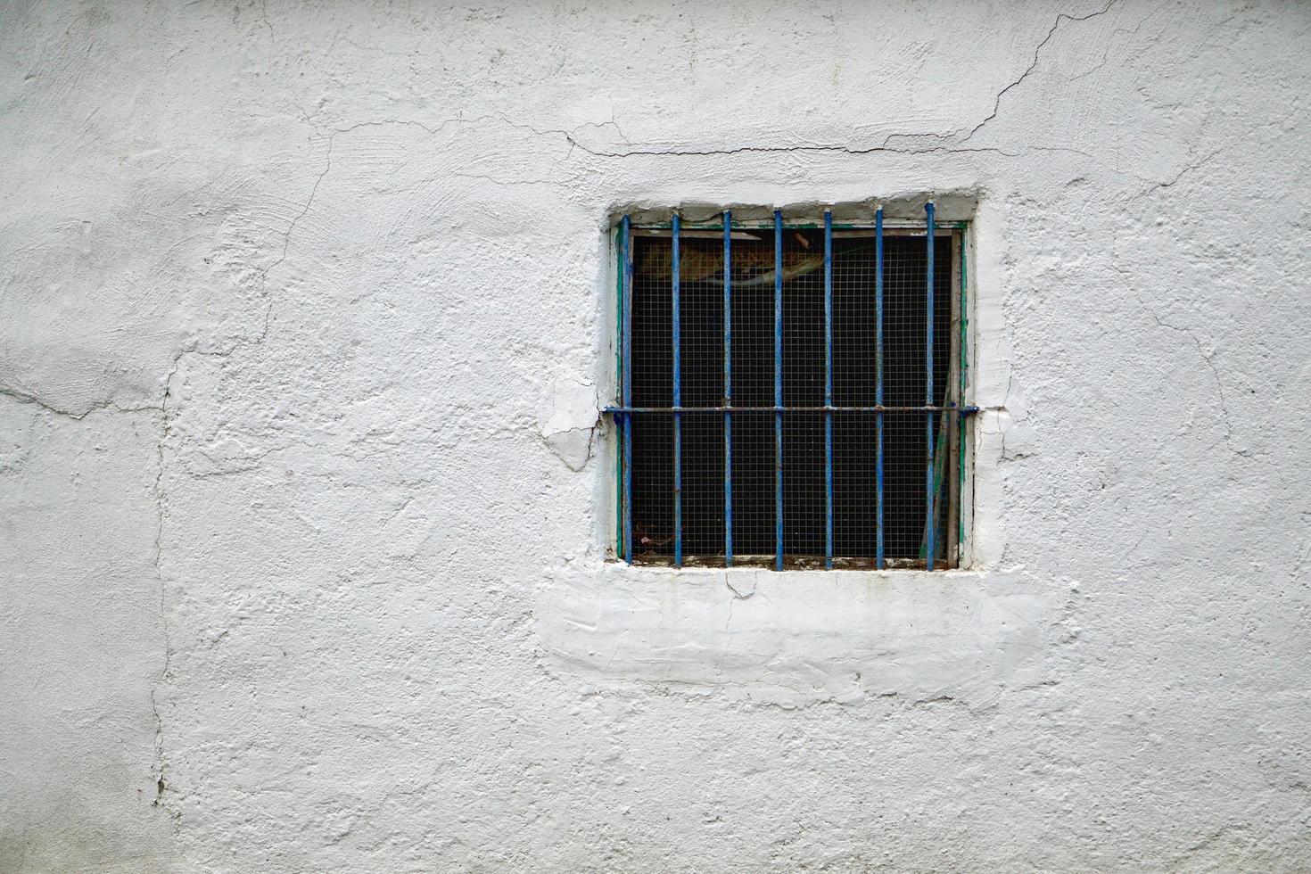 finestra sulla vecchia facciata della casa foto